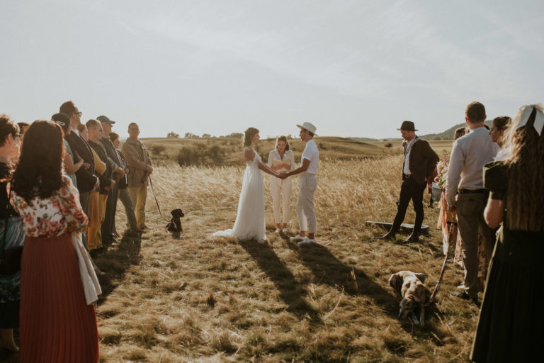 Szertartás a mező közepén – Petra és Balázs esküvője a fenntarthatóság jegyében
